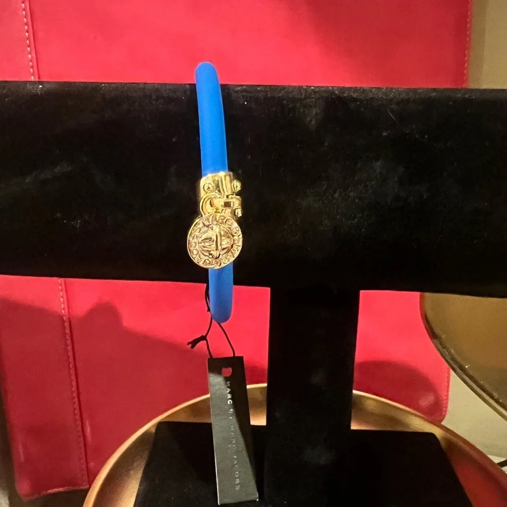 MARC BY MARC JACOBS NWT Silicone Electric Blue Charm Bangle 7 1/4"